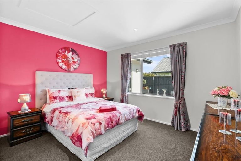 Photo of property in 6 Lakebridge Place, Parklands, Christchurch, 8083