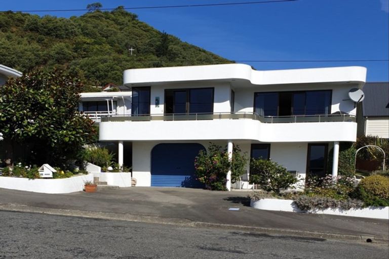 Photo of property in 20 Broadway, Picton, 7220