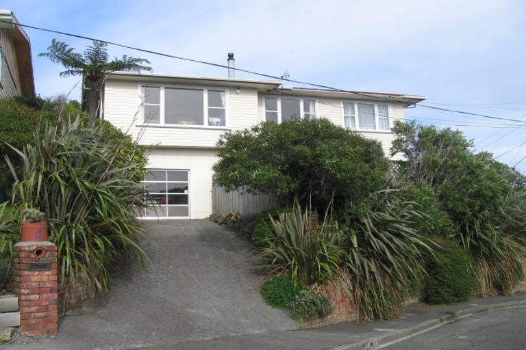 Photo of property in 17 Alder Place, Newlands, Wellington, 6037