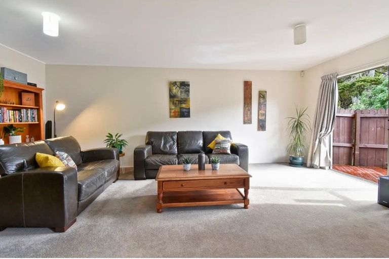 Photo of property in 28 Silkwood Grove, Totara Heights, Auckland, 2105