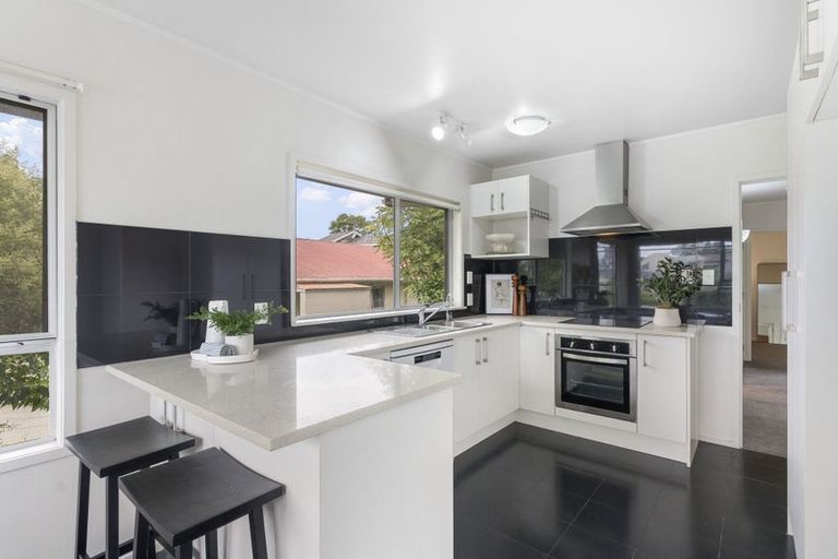 Photo of property in 2/218 East Coast Road, Forrest Hill, Auckland, 0620