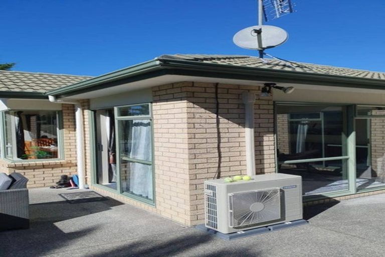 Photo of property in 86 Roberta Crescent, Orewa, 0931