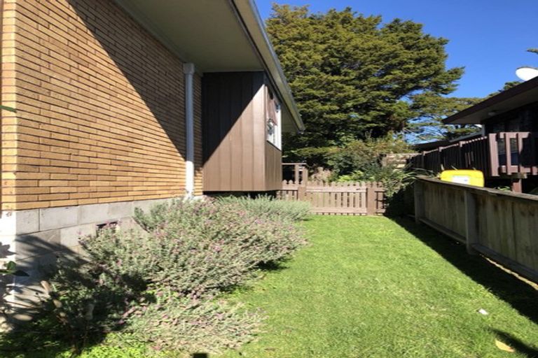 Photo of property in 1/309 Wairau Road, Totara Vale, Auckland, 0627