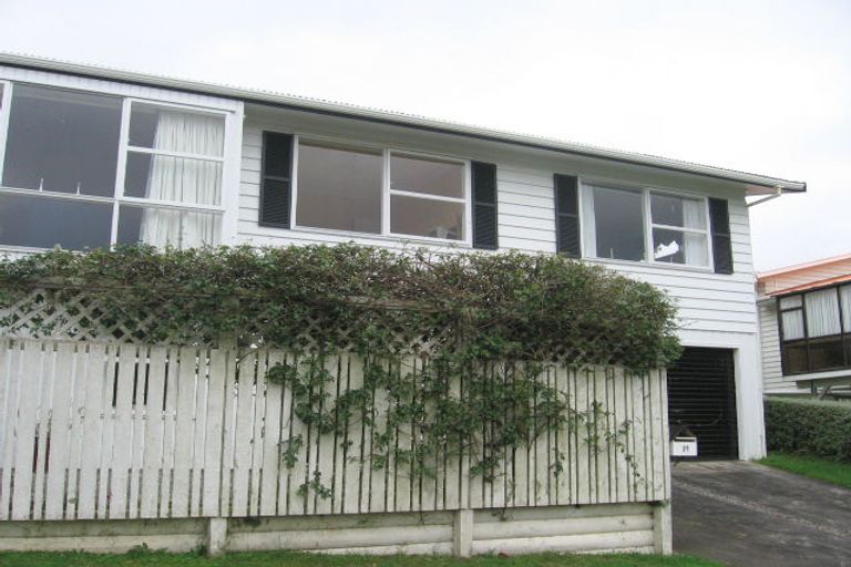 Photo of property in 119 Taylor Terrace, Tawa, Wellington, 5028