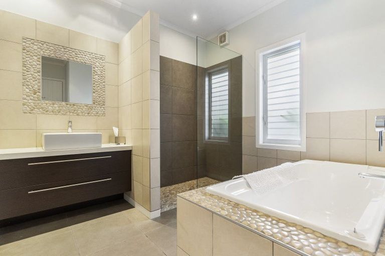 Photo of property in 20 Marine Parade, Mellons Bay, Auckland, 2014