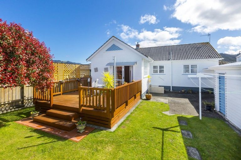 Photo of property in 10 Savage Crescent, Upper Hutt Central, Upper Hutt, 5018