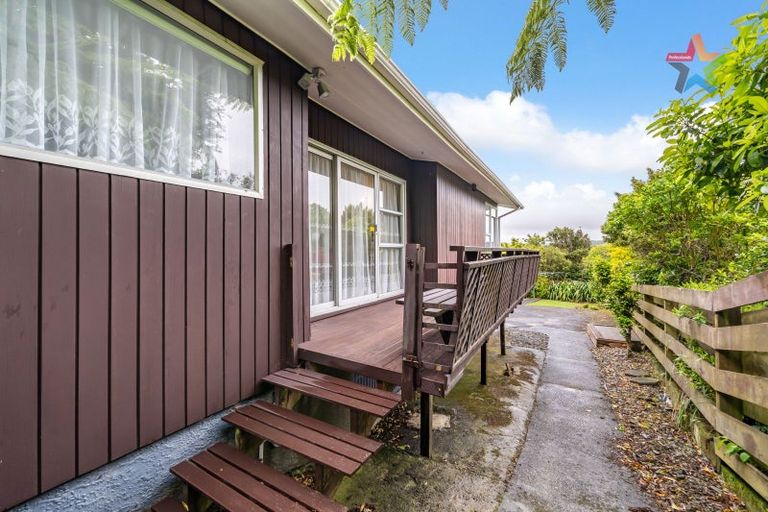 Photo of property in 2 Honeysuckle Grove, Maungaraki, Lower Hutt, 5010