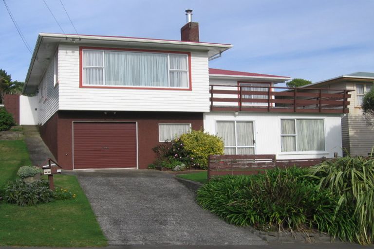 Photo of property in 11 Alder Place, Newlands, Wellington, 6037