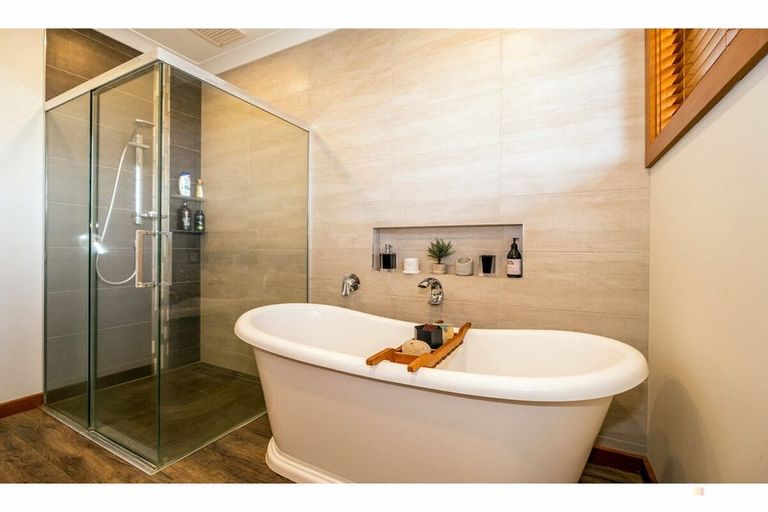 Photo of property in 72 Timaru Road, Waimate, 7924