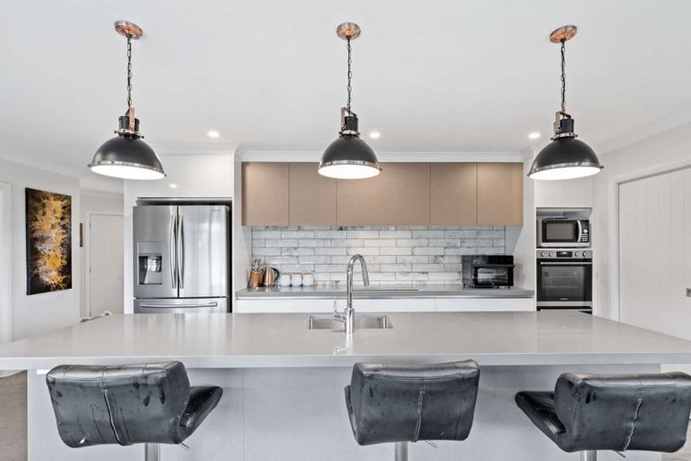 Photo of property in 69 Johnstone Drive, Fitzherbert, Palmerston North, 4410