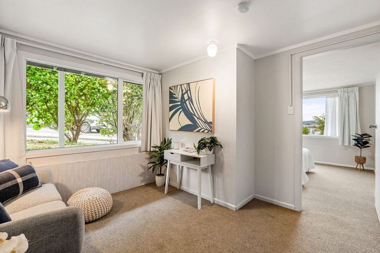 Photo of property in 1/15 Bloomsbury Grove, Newlands, Wellington, 6037