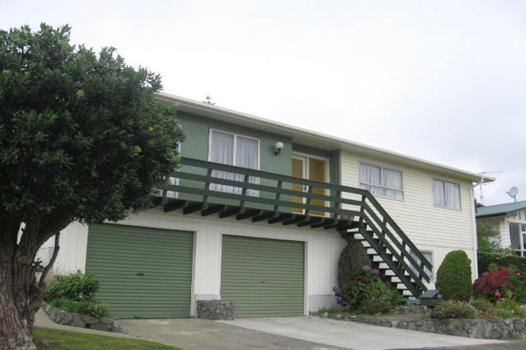 Photo of property in 115 Taylor Terrace, Tawa, Wellington, 5028