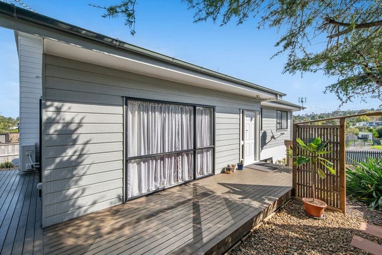 Photo of property in 17 Leiden Place, Totara Vale, Auckland, 0629