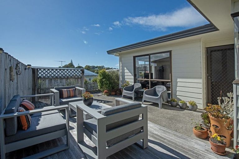 Photo of property in 2/32 Charlotte Street, Stanmore Bay, Whangaparaoa, 0932