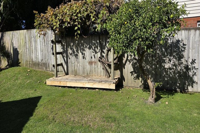 Photo of property in 27 Graham Avenue, Te Atatu Peninsula, Auckland, 0610