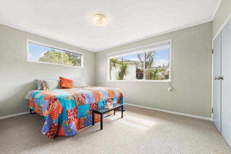 Photo of property in 6 Waari Avenue, Sunnyvale, Auckland, 0612