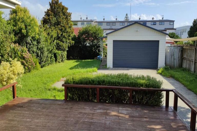 Photo of property in 3 Yeovil Road, Te Atatu Peninsula, Auckland, 0610