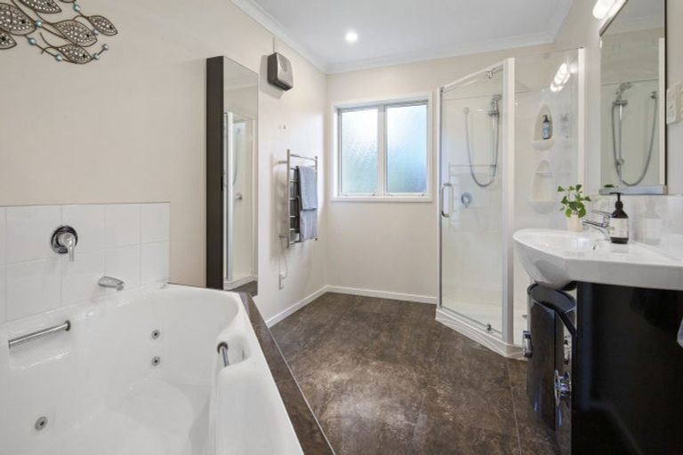 Photo of property in 24 Glencairn Place, Buckland, Pukekohe, 2677