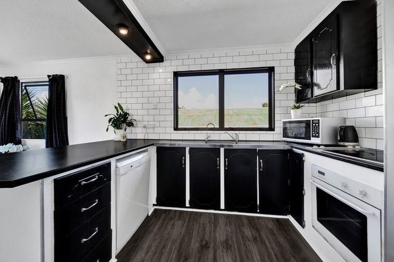 Photo of property in 84 Pioneer Road, Moturoa, New Plymouth, 4310