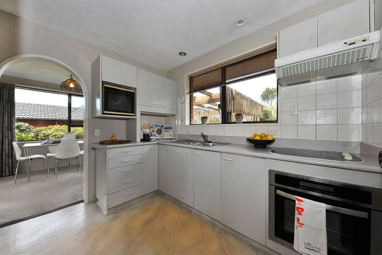 Photo of property in 2/2 Kingham Place, Avonhead, Christchurch, 8042