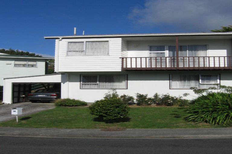 Photo of property in 30a Colchester Crescent, Newlands, Wellington, 6037