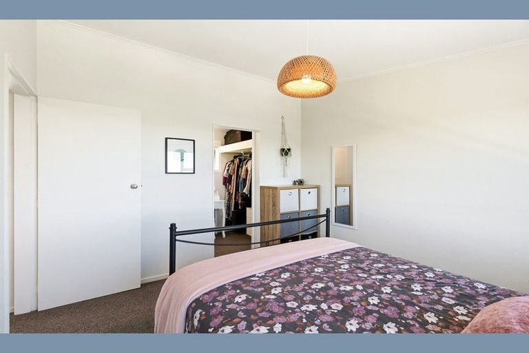 Photo of property in 12 Middlesex Place, Northland, Wellington, 6012