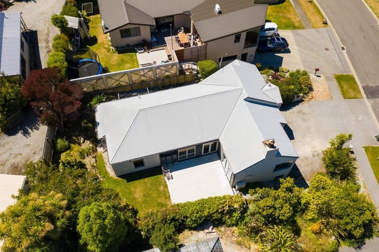 Photo of property in 83 Cedar Drive, Kelvin Heights, Queenstown, 9300