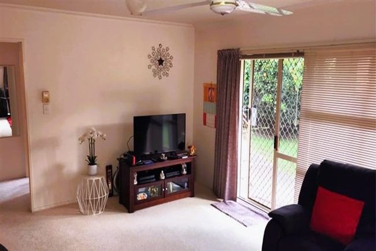 Photo of property in 2/17 Youngs Road, Papakura, 2110