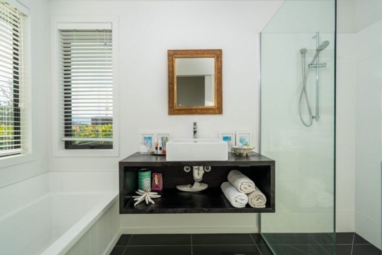 Photo of property in 5 Peregrine Place, Kinloch, Taupo, 3377