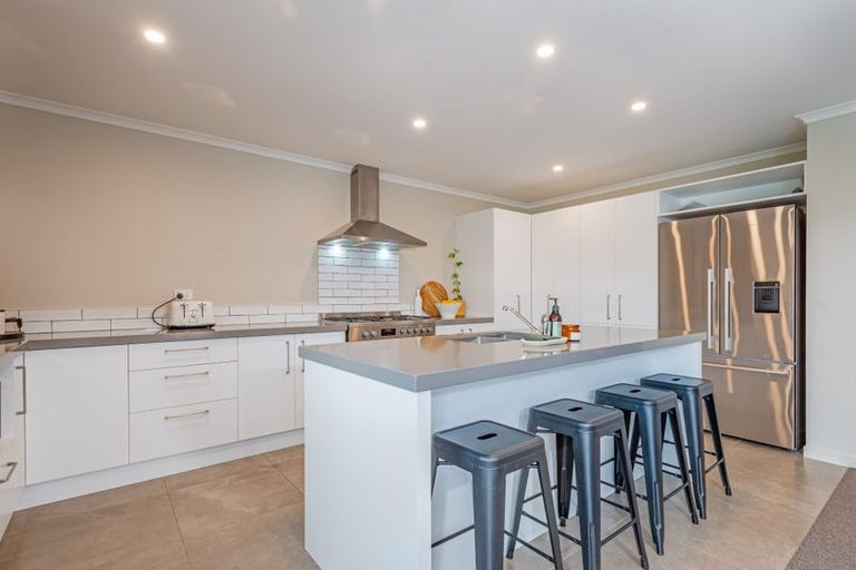 Photo of property in 26 Atlantic Drive, Fitzherbert, Palmerston North, 4410