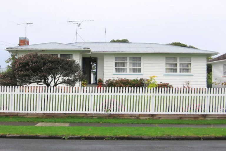 Photo of property in 64 Tiraumea Drive, Pakuranga, Auckland, 2010