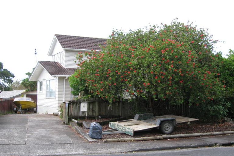 Photo of property in 15 Lydford Place, Glendene, Auckland, 0602