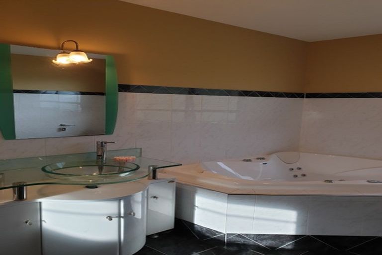 Photo of property in 701a Beach Road, Rothesay Bay, Auckland, 0630