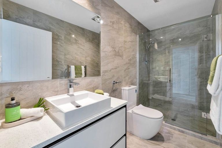 Photo of property in 25b Pupuke Road, Birkenhead, Auckland, 0627