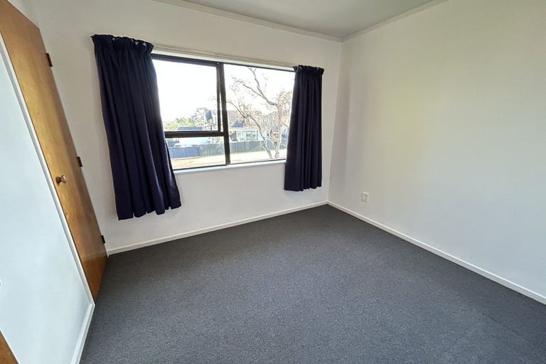 Photo of property in 1/2 Hueglow Rise, West Harbour, Auckland, 0618