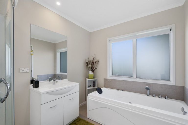 Photo of property in 6 Rogers Place, Kinloch, Taupo, 3377