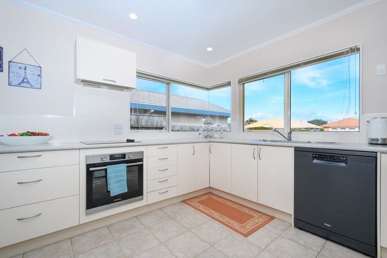 Photo of property in 16 Chalmers Close, Orewa, 0931