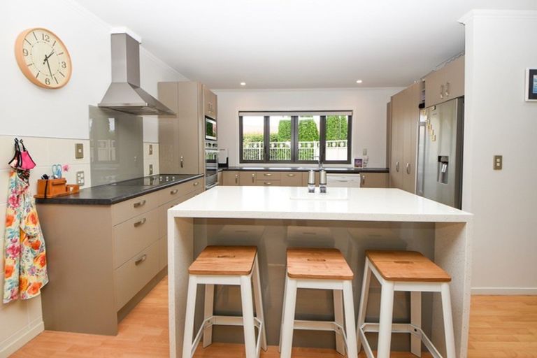 Photo of property in 8 Daffodil Grove, Carterton, 5713