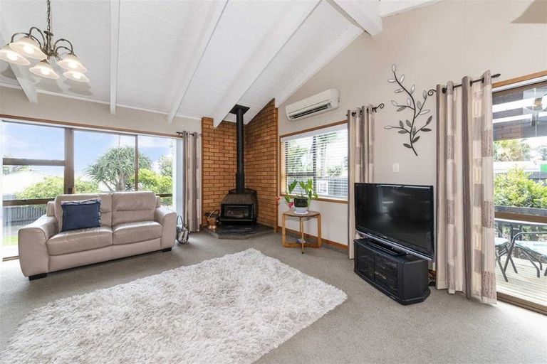 Photo of property in 208 Edmonton Road, Te Atatu South, Auckland, 0610