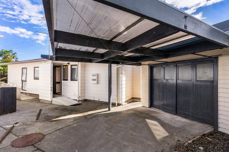 Photo of property in 2/30 Fraser Road, Narrow Neck, Auckland, 0624