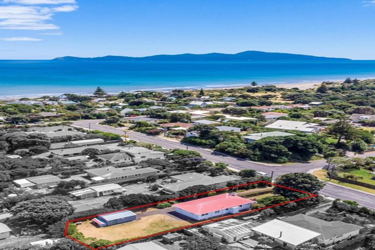 Photo of property in 14 Te Miti Street, Paekakariki, 5034