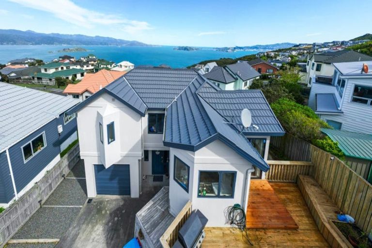 Photo of property in 75a Dress Circle, Newlands, Wellington, 6037