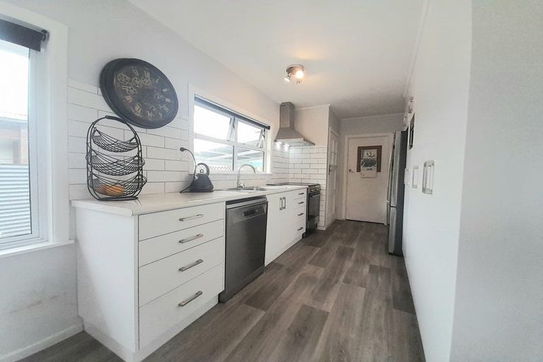 Photo of property in 28 Apollo Parade, Milson, Palmerston North, 4414