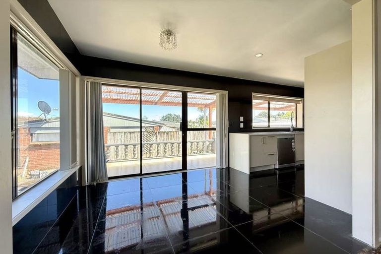 Photo of property in 3 Palm Court Drive, Glen Eden, Auckland, 0602