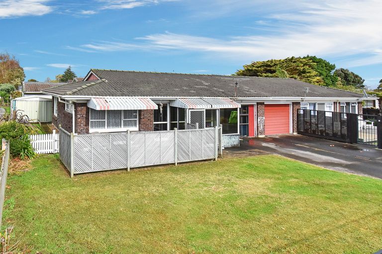 Photo of property in 2/20 Gibbons Road, Weymouth, Auckland, 2103