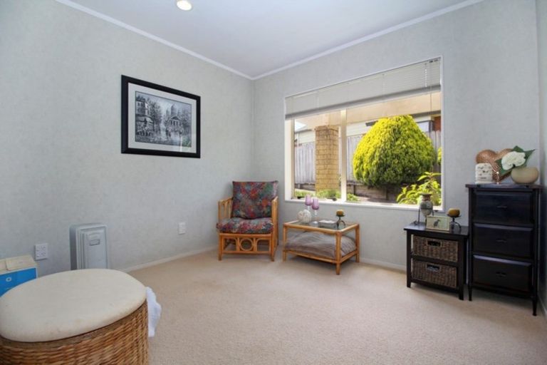 Photo of property in 2/7 Zurich Place, Weymouth, Auckland, 2103