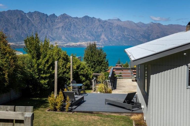 Photo of property in 22 Wynyard Crescent, Fernhill, Queenstown, 9300