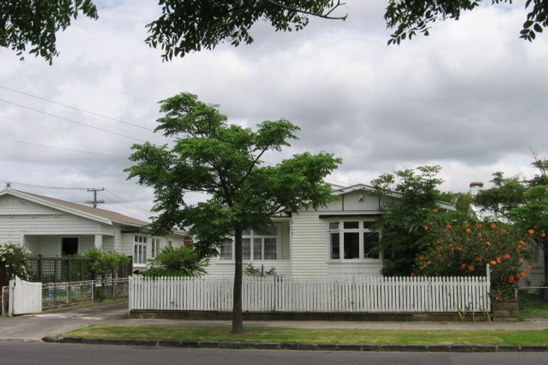 Photo of property in 32 Walmer Road, Point Chevalier, Auckland, 1022