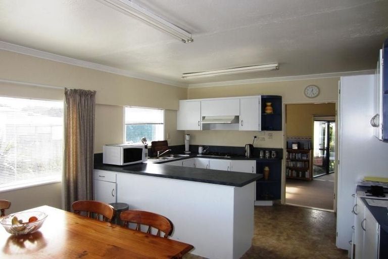 Photo of property in 52 Oxford Street, Tawa, Wellington, 5028