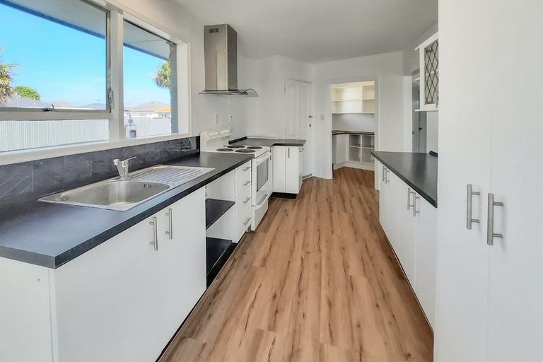 Photo of property in 10 Woodlands Place, Aranui, Christchurch, 8061